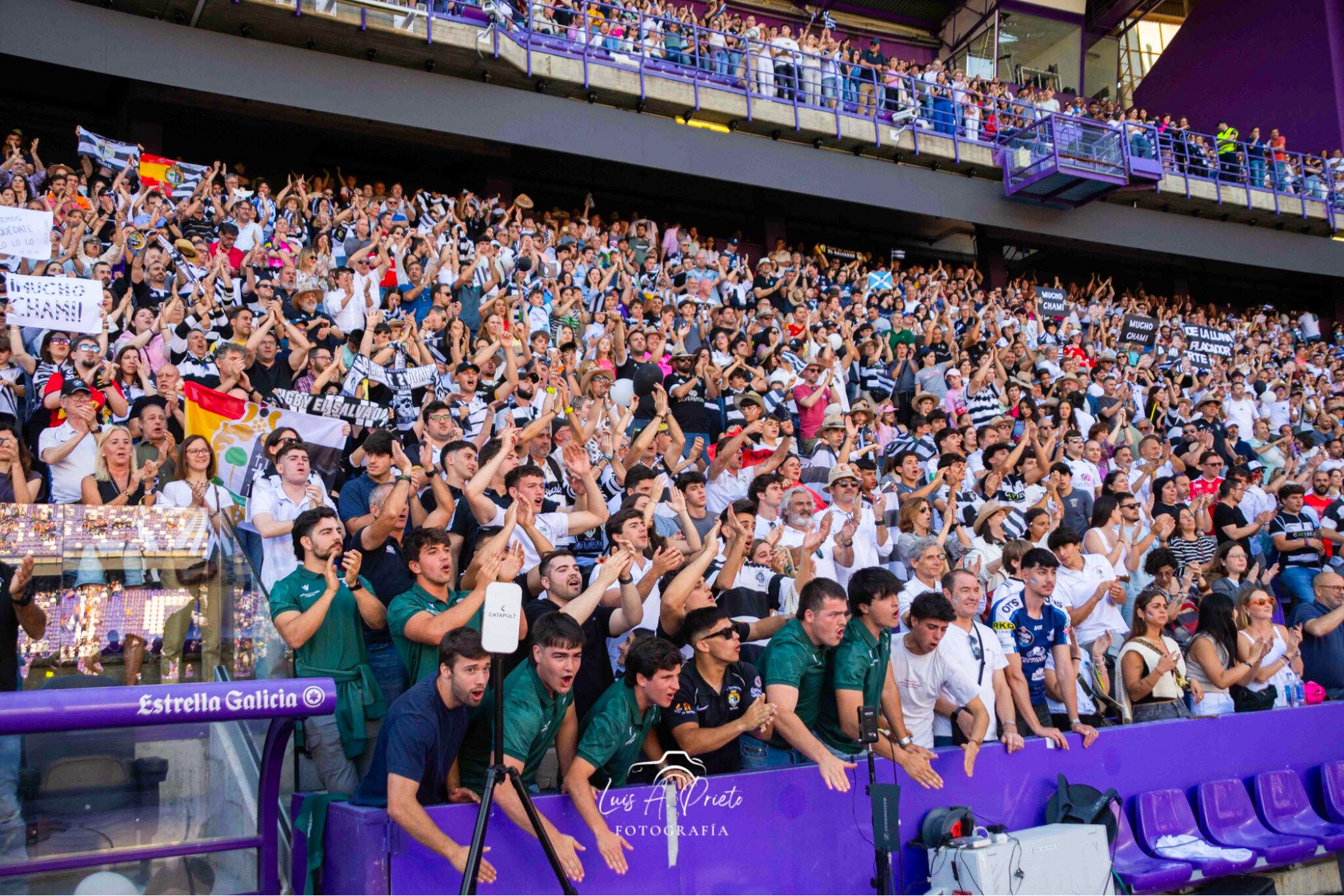 Crowds cheering on El Salvador Rugby Club